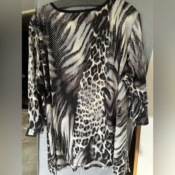 Interplay Couture sequined top. Brand new. Never worn. - Picture 3 of 8